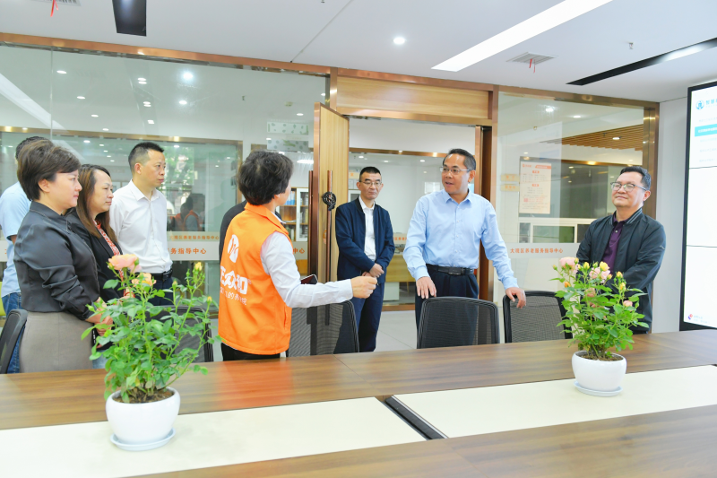 潘功发调研医养结合新型养老服务工作